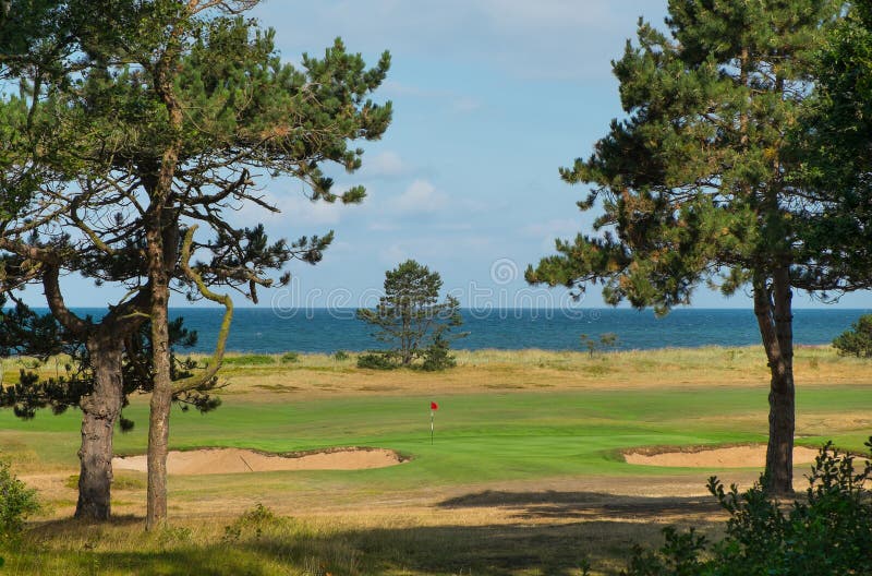 Links par 3 golf hole with ocean in background