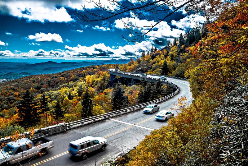 Linn Cove Viaduct leva Ridge Parkway azul em torno da lavagem imagens de stock Linn Cove Viaduct leva Ridge Parkway azul em torno da lavagem imagens de stock