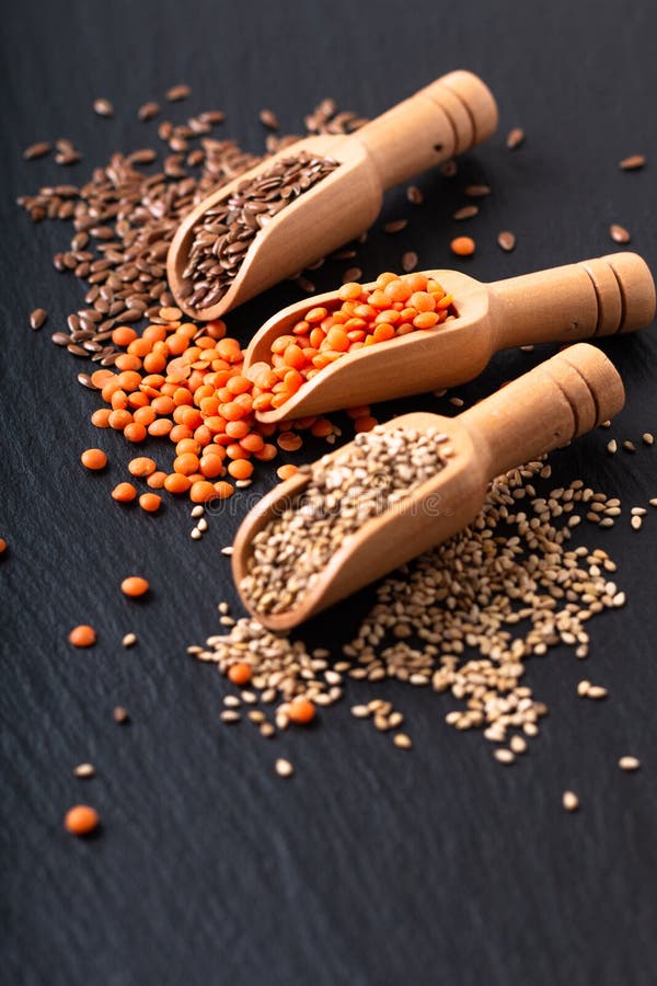 Lino sano dell'alimento di nutrizione, sesamo e semi arancio della lenticchia in mestolo di bambù con lo spazio della copia fotografia stock libera da diritti Lino sano dell'alimento di nutrizione, sesamo e semi arancio della lenticchia in mestolo di bambù con lo spazio della copia fotografia stock libera da diritti