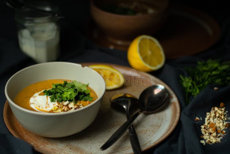 Linsensuppe des strengen Vegetariers im Chiaroscuro stockfoto Linsensuppe des strengen Vegetariers im Chiaroscuro stockfoto