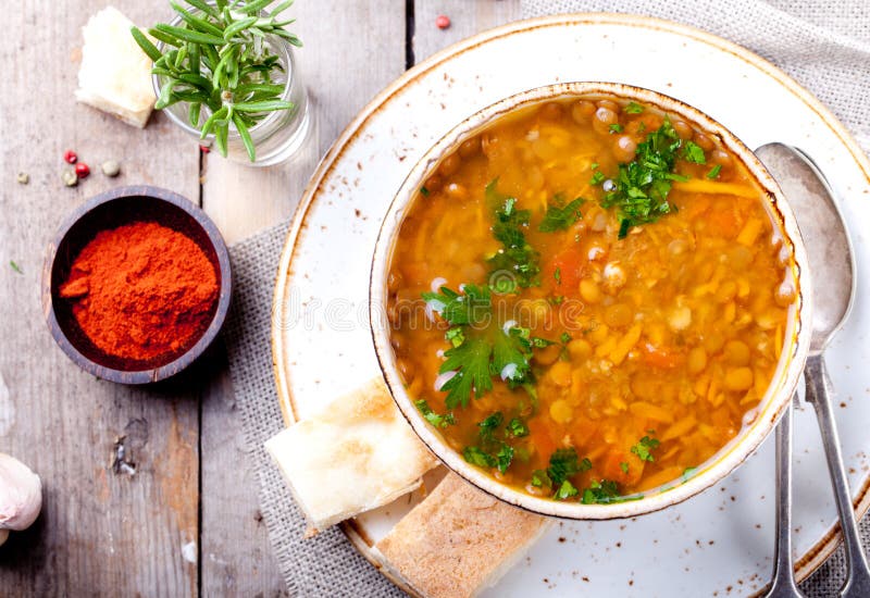 Linsensuppe mit geräuchertem Paprika und Brot lizenzfreie stockfotos Linsensuppe mit geräuchertem Paprika und Brot lizenzfreie stockfotos