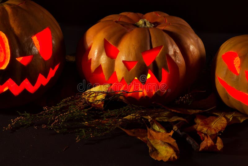 Linterna de la calabaza de Halloween con las hojas secas con las velas ardientes fotografía de archivo Linterna de la calabaza de Halloween con las hojas secas con las velas ardientes fotografía de archivo