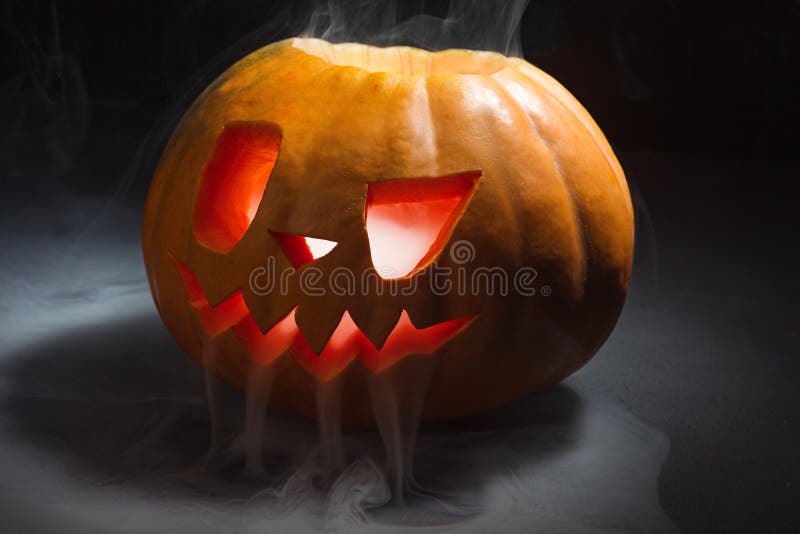 Linterna de la calabaza de Halloween con las hojas secas con las velas ardientes imágenes de archivo libres de regalías Linterna de la calabaza de Halloween con las hojas secas con las velas ardientes imágenes de archivo libres de regalías