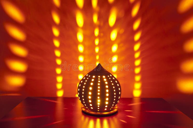 Linterna Japonesa Tradicional Con La Vela Dentro Imagen de archivo