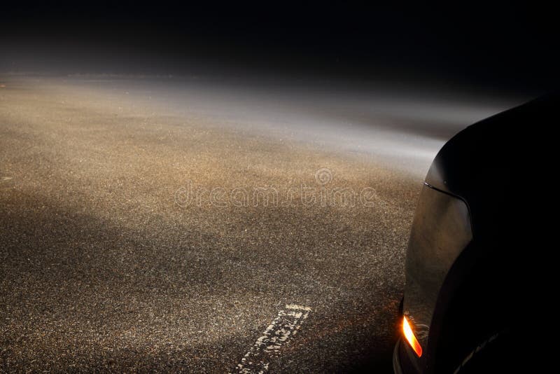 Linternas del coche en niebla foto de archivo libre de regalías Linternas del coche en niebla foto de archivo libre de regalías