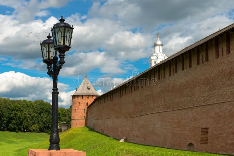 Linternas en el puente cerca de la entrada al Kremlin imagen de archivo libre de regalías Linternas en el puente cerca de la entrada al Kremlin imagen de archivo libre de regalías
