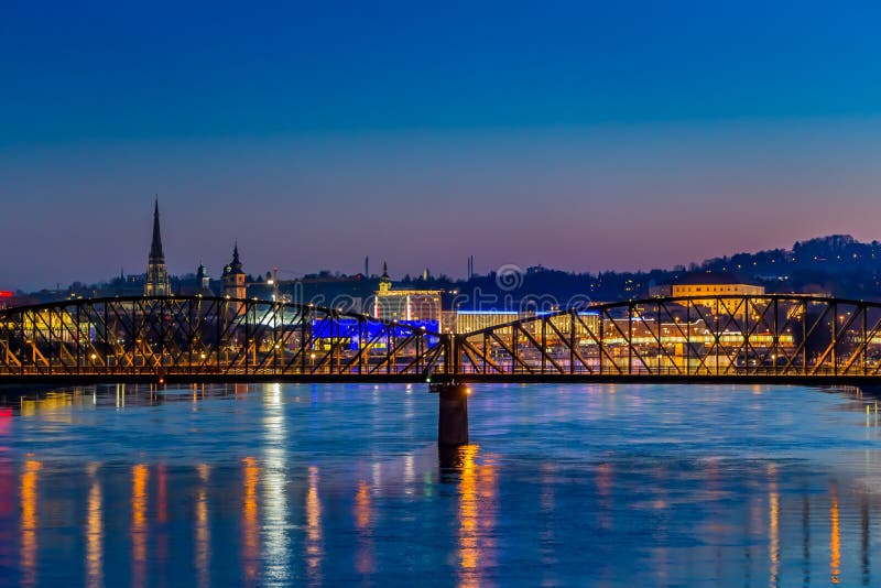 Linz-Kathedrale und Eisenbahnbrücke