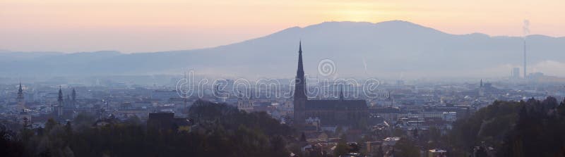 Linz panorama på soluppgång arkivbild Linz panorama på soluppgång arkivbild