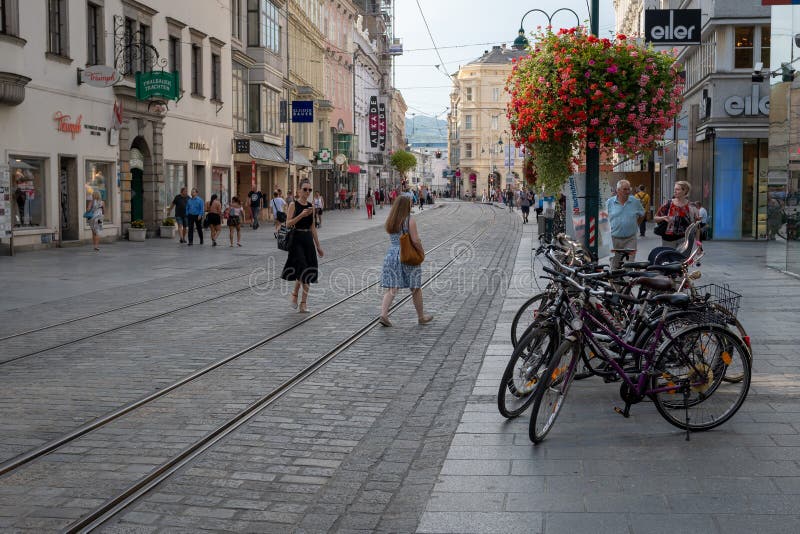 LINZ, ?STERREICH - 2. AUGUST 2018: Ansicht der Stra?e mit gehenden Leuten nahe dem Hauptplatz Hauptplatz - Bild lizenzfreies stockbild LINZ, ?STERREICH - 2. AUGUST 2018: Ansicht der Stra?e mit gehenden Leuten nahe dem Hauptplatz Hauptplatz - Bild lizenzfreies stockbild