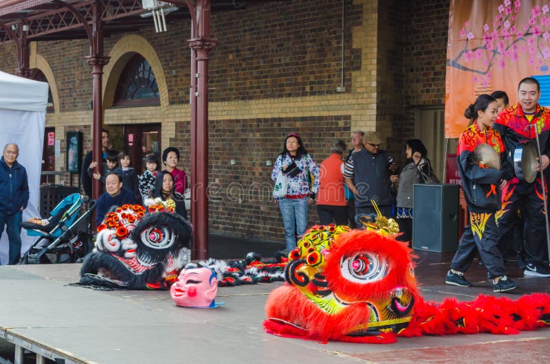 Lion Dance Costumes en festival del Mooncake, Melbourne imagenes de archivo Lion Dance Costumes en festival del Mooncake, Melbourne imagenes de archivo