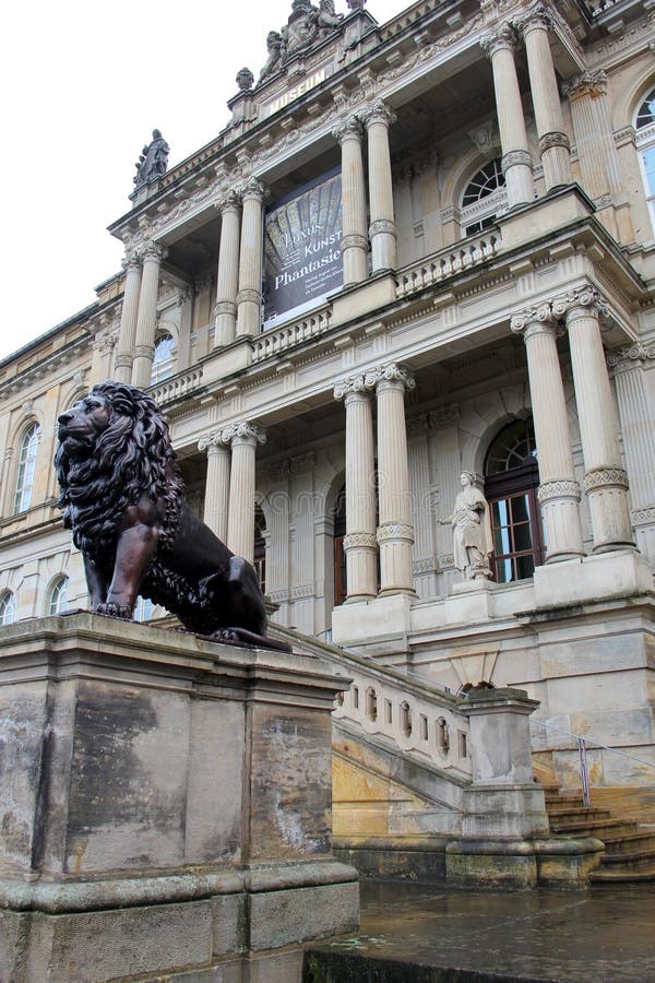 Lion de bronze sur les marches d'entrée du musée ducal gotha allemagne image libre de droits