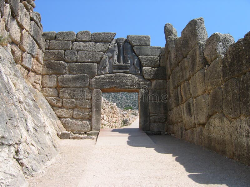 La vecchia porta di pietra con una scultura di leoni.