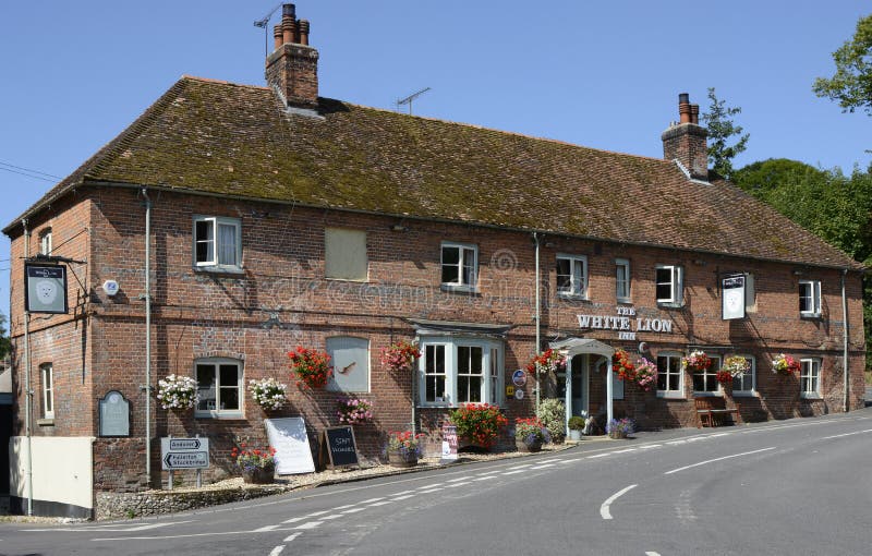 Lion Inn blanc chez Wherwell hampshire l'angleterre photographie stock Lion Inn blanc chez Wherwell hampshire l'angleterre photographie stock