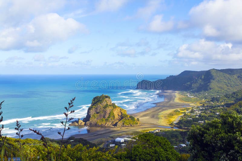 Lion Rock an Piha-Strand Auckland Neuseeland stockbild Lion Rock an Piha-Strand Auckland Neuseeland stockbild
