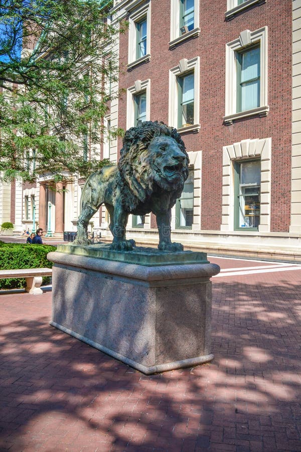 Lion Statue Columbia University New York immagine stock