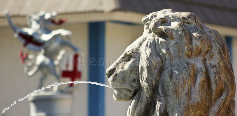 Lion Statue Shoots un arco di acqua immagine stock libera da diritti