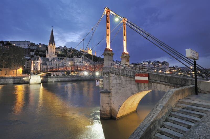 Lione e fiume saone alla notte immagine stock libera da diritti Lione e fiume saone alla notte immagine stock libera da diritti