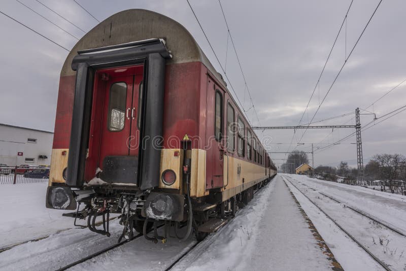 Nádraží Lipany v zimním sněhovém ránu s vlaky a nástupišti