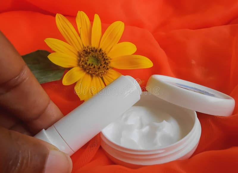 Lipbalm y cosméticos de la crema de piel imágenes de archivo libres de regalías Lipbalm y cosméticos de la crema de piel imágenes de archivo libres de regalías