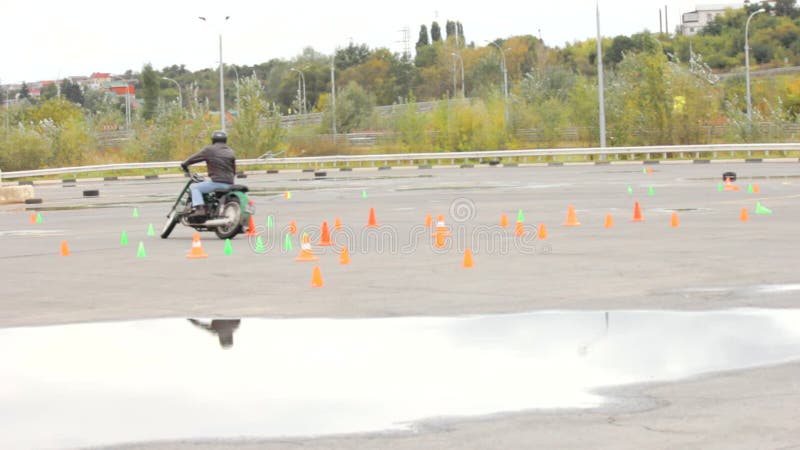 Lipetsk, Российская Федерация - 17-ое сентября 2016: Конкуренция спортивные состязания Moto, всадник на старый проходить мотоцикл