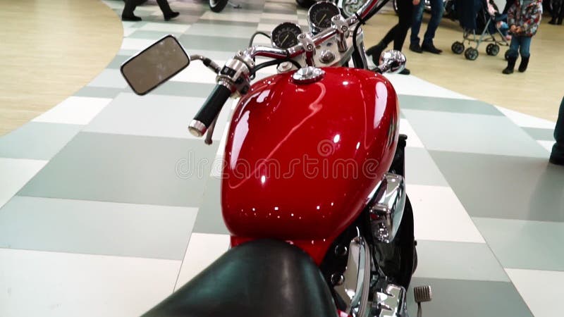 Lipetsk, Российская Федерация - 13-ое января 2018: Выставка мотоциклов, старый год сбора винограда красный мотоцикл
