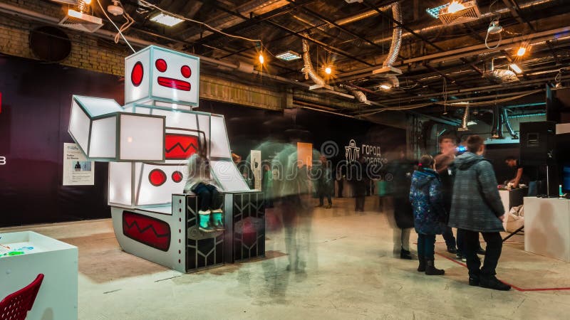 Lipetsk, Российская Федерация - 25-ое января 2018: Выставка роботов Диаграмма большой квадратный робот, люди идет
