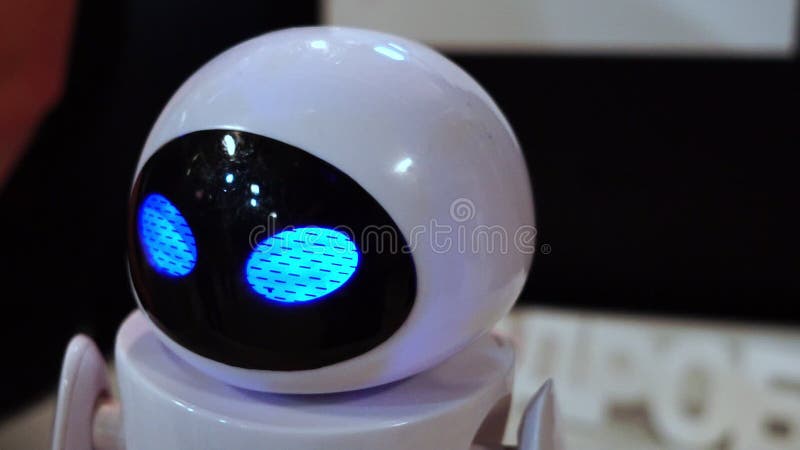 Lipetsk, Российская Федерация - 25-ое января 2018: Выставка роботов Канун робота моргает глазам