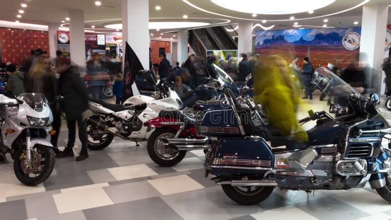 Lipetsk, Российская Федерация - 13-ое января 2018: Выставка старых винтажных мотоциклов, видео промежутка времени идти людей