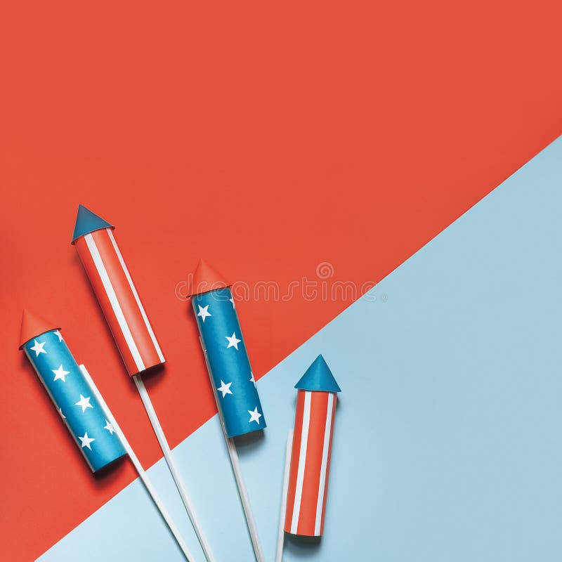 Lipiec 4, rakiety dla fajerwerków na błękitnej czerwieni tle z przestrzenią dla teksta w stylu minimalizmu