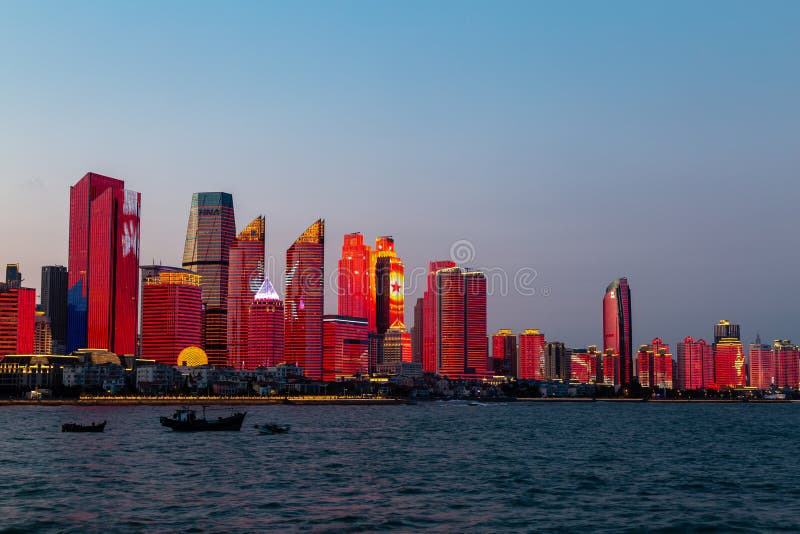 Lipiec 2018 tworzył dla SCO szczytu nowy lightshow Qingdao linia horyzontu - Qingdao, Chiny - zdjęcia royalty free Lipiec 2018 tworzył dla SCO szczytu nowy lightshow Qingdao linia horyzontu - Qingdao, Chiny - zdjęcia royalty free