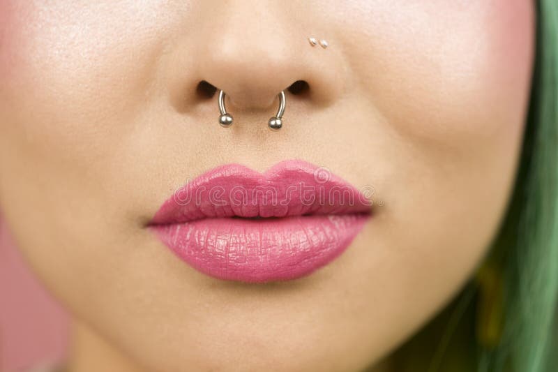 Lippen der jungen Frau rosa Lippenstift tragend