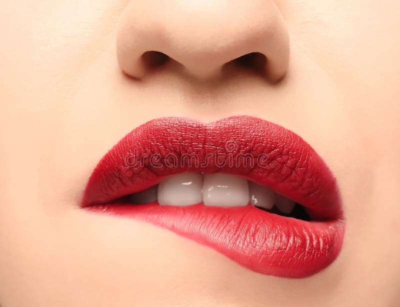 Schönheitsgesicht Mit Dunkelrotem Lippenstift, Pralle Volle Sexy Lippen ...