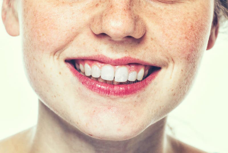 Lippen en portret van de de sproet het gelukkige jonge mooie studio van de neusvrouw met gezonde huid stock foto Lippen en portret van de de sproet het gelukkige jonge mooie studio van de neusvrouw met gezonde huid stock foto