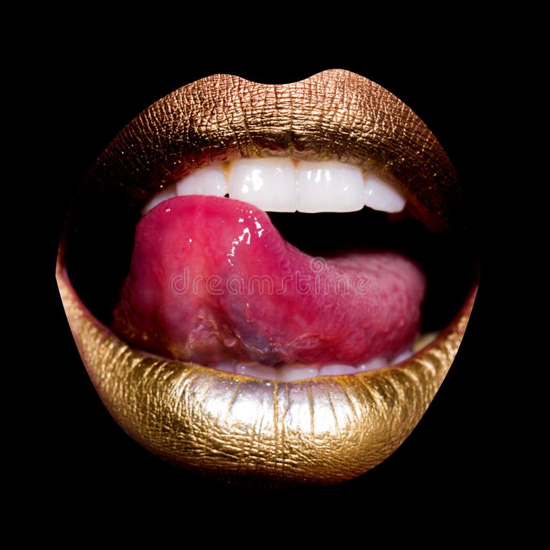 Lippen mit der Zunge auf Schwarzem stockbild Lippen mit der Zunge auf Schwarzem stockbild