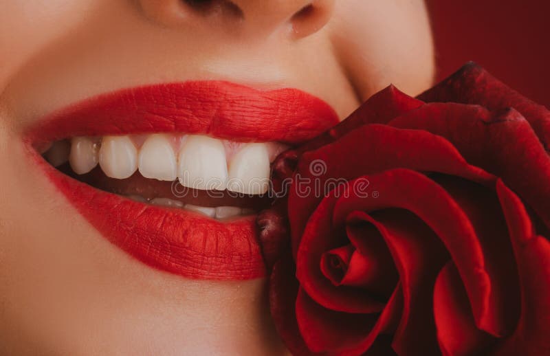 Lippen mit Lippenstift-Verschluss. schöne Lippen mit Lächeln. Schließen Sie schöne weibliche Lippen mit leuchtend rotem Make-up stockfotografie