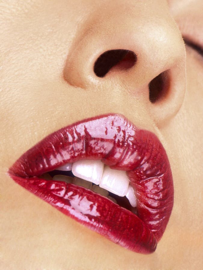 Una mujer labios detallado brillo de labios dientes blancos.