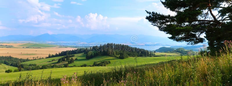 Panorama Liptova s Nízkými Tatrami Nízké Tatry a vodní nádrž Liptovská Mara v pozadí.