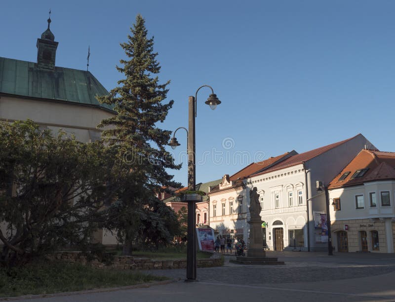 LIPTOVSKY MIKULAS, LIPTOV, СЛОВАКИЯ, 4-ое июля 2019: Пешеходная зона и здания в центре города Liptovsky Mikulas стоковые фото LIPTOVSKY MIKULAS, LIPTOV, СЛОВАКИЯ, 4-ое июля 2019: Пешеходная зона и здания в центре города Liptovsky Mikulas стоковые фото