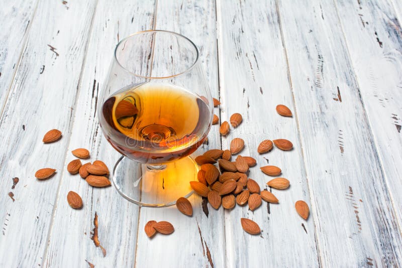 Liqueur forte d'amaretto de boisson alcoolisée pour la dégustation photo libre de droits Liqueur forte d'amaretto de boisson alcoolisée pour la dégustation photo libre de droits