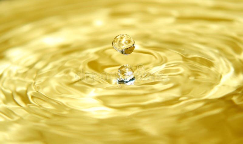 Or liquide et une baisse images stock Or liquide et une baisse images stock