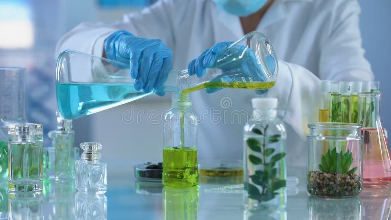 Liquido dell'estratto di miscelazione del ricercatore del laboratorio in bottiglia, aromaterapia, spruzzo organico