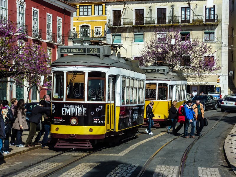 LISBOA, PORTUGAL - 7 DE ABRIL DE 2013: Turistas que entran en la tranvía amarilla, Lisboa, Portugal fotos de archivo LISBOA, PORTUGAL - 7 DE ABRIL DE 2013: Turistas que entran en la tranvía amarilla, Lisboa, Portugal fotos de archivo
