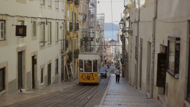 LISBOA, PORTUGAL - 15 DE SEPTIEMBRE DE 2015: Funicular diseñada retro famoso en la calle vieja de la ciudad de Lisboa, Portugal