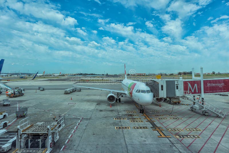 LISBON AIRPORT/PORTUGAL Hebluje na fartuchu - 21 2017 MAJ - zdjęcia stock LISBON AIRPORT/PORTUGAL Hebluje na fartuchu - 21 2017 MAJ - zdjęcia stock