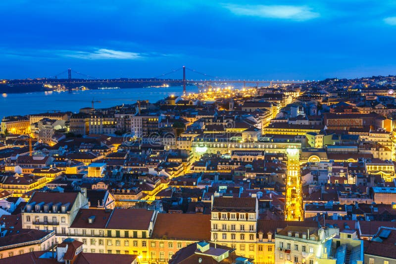 lisbon natt fotografering för bildbyråer lisbon natt fotografering för bildbyråer