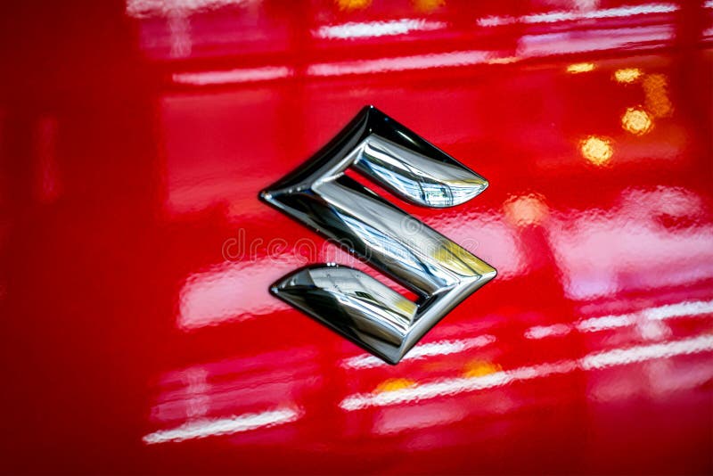 Suzuki-Metallic-Logo Nahaufnahme auf Suzuki-Auto — Redaktionelles