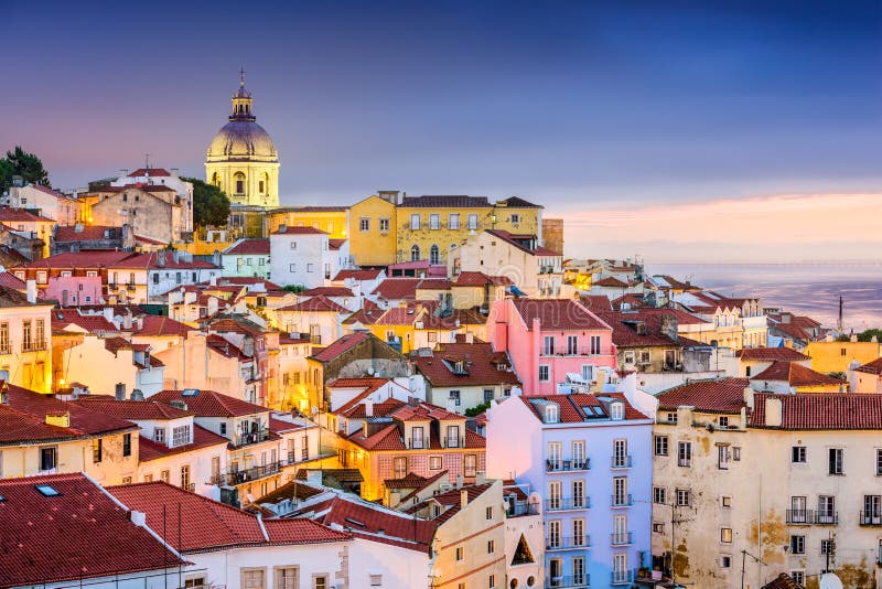 Lisbona, crepuscolo paesaggio urbano sul quartiere.