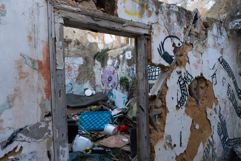 Lisbon Portugalia, Listopad, - 13,2017: Graffiti od niezidentyfikowanego artysty na ścianach w Alfama sąsiedztwie w Lisbon, Portu fotografia stock Lisbon Portugalia, Listopad, - 13,2017: Graffiti od niezidentyfikowanego artysty na ścianach w Alfama sąsiedztwie w Lisbon, Portu fotografia stock
