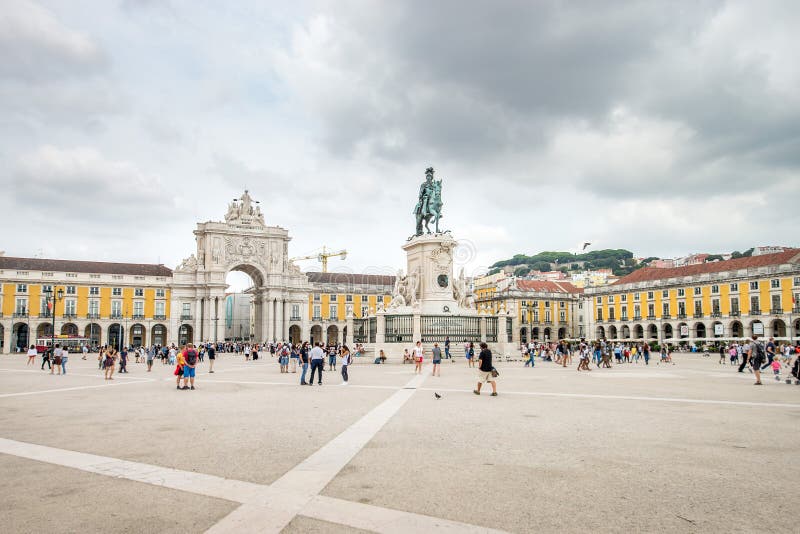 Lisbon Portugalia, Sierpień, - 27, 2017: Turyści chodzi na Comercio kwadracie, Praca robią Comercio Na Częsciowo Chmurnym dniu W fotografia stock Lisbon Portugalia, Sierpień, - 27, 2017: Turyści chodzi na Comercio kwadracie, Praca robią Comercio Na Częsciowo Chmurnym dniu W fotografia stock
