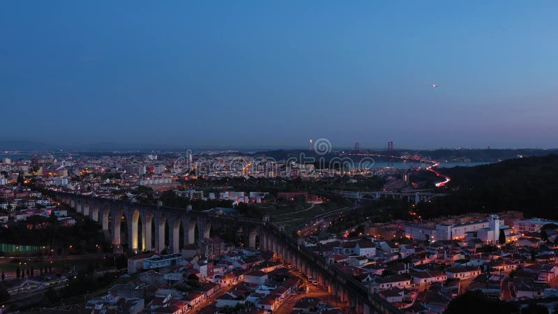 Lisbon skyline et aguas livres aqueduct. vue aérienne